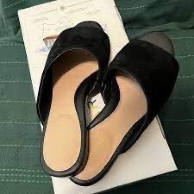 Taryn Rose Vanessa Sandals Black Size 8