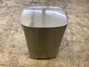 Trash Can wth Lid - Dented 