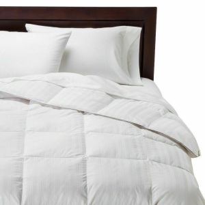 Fieldcrest Down Comforter, White,  King Size 110" x 96" - Appears New 