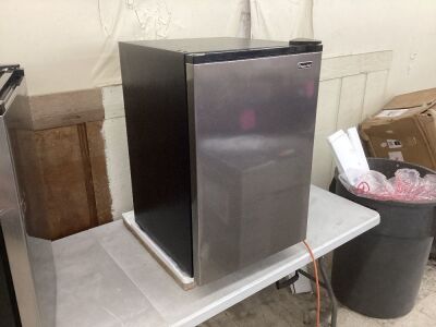 Magic Chef 4.4 cu. ft. Mini Fridge in Stainless Steel Look without Freezer
