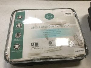 King Size Goose Down Comforter. NEW