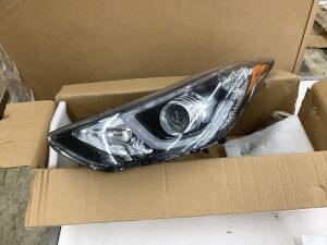 Left Side Halogen Headlight for 2014-2016 Hyundai Elantra - Scratches on Lens 