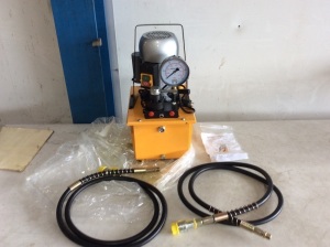 GYB-700A Hydraulic Electric Oil Pump - Appears New with Cosmetic Damag, Untested