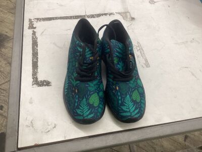 Leaves Print Shoes, Size 9W