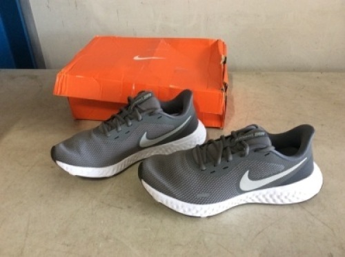 Nike Revolution 5 Running Shoes, Mens 7 - Appear New