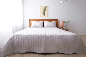 Comfyday Hexagon Stitch Quilt Bedding Set, King Size Lightweight Quilt & 2 Shams, Grey - Appears New 