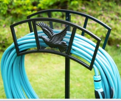 Amagabeli Garden Hose Holder Stand Water Hose Hanger Free Standing Sturdy Heavy Duty Free Standing Metal 