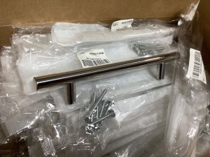 Box of cabinet pulls