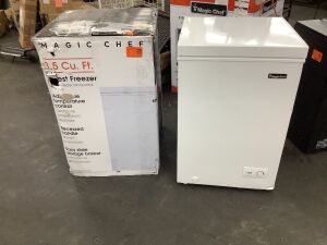 Magic Chef 3.5 cu. ft. Manual Defrost Chest Freezer in White - Scratch/Dent