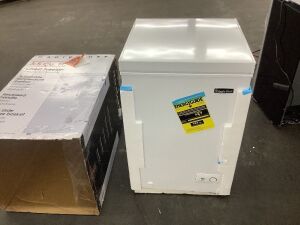 Magic Chef 3.5 cu. ft. Manual Defrost Chest Freezer - Damage on Back 