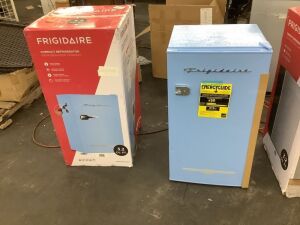 Frigidaire 3.2 cu. ft. Retro Vintage Compact Mini Fridge in Blue - Dents