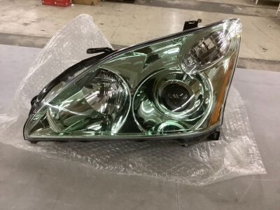 Pair of Lexus Headlight Assembly 