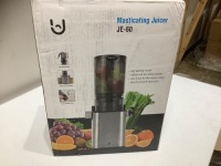 Masticating juicer