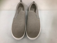 Natural Reflections Womens Slip Ons, 9.5, E-Commerce Return, Sold as is