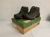 Keen Boots for Men, 9.5, E-Comm Return