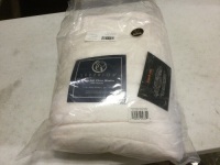 Superior Full / Queen Size Ulta Soft Fleece Blanket. Appears New