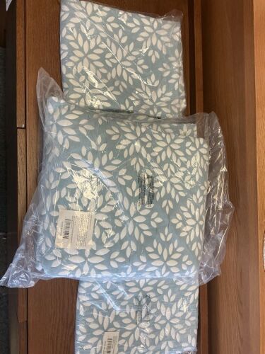 Full Size Bedspread and 2 Shams