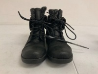 Womens Boots, 6M, E-Commerce Return, Sold as is