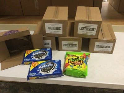 Lot of (6) Variety Packs Each Containing 2 Packs of Oreos, and a Pack of Sour Patch Kids. The Oreos have a Best By date of November 2020. The Sour Patch Kids are Still in date