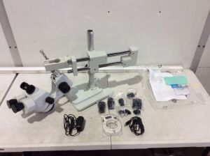 VEVOR Trinocular Stereo Microscope Zoom Microscope 7x-45x 5mp Camera & Led Light - Appears Complete