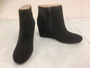 Clarks Womens Suede Boots, 8, E-Commerce Return, Sold as is