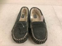 Natural Reflections Womens Moc Slippers, 9, Appears New, Sold as is