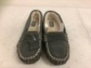 Natural Reflections Womens Moc Slippers, 9, Appears New, Sold as is