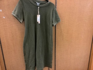 Natural Reflections Dress Size M, Discoloration on Sleeve