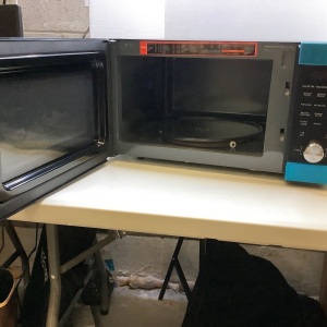 Galanz 1.3 Sensor and Inverter Microwave Oven, Stainless Steel Trim, Appears New