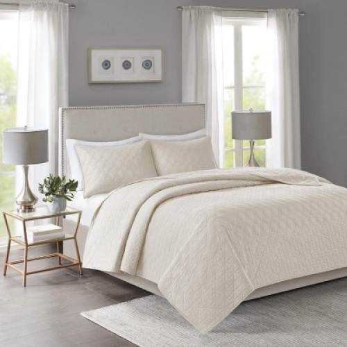 Madison Park Linnette 3 Piece King/Cal King Coverlet Set. Appears New