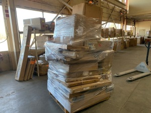 Pallet of High End Dot Com Returns. Unsorted Pallet. Will Contain Beoken and Incomplete Items