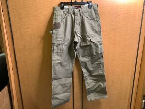 Wrangler Riggs Workwear, Men's 33x30, Appears New