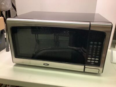 Oster 1.1 Cu Ft. Countertop Microwave Oven, Appears New