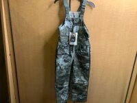 Red Head Silent Hide Youth Bib, Medium, Appears New