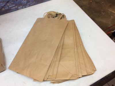 (1) Box, 200 Count, Brown Kraft Handled, Paper/Shopping Bags 13.8 x 6.2 x 7.8". Appears New. 