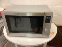 Panasonic HomeChef 4-in-1 1.2 cu ft Multi-Oven with Airfryer, Microwave, Convection Oven and Broiler, Refurbished