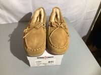 Minnetonka Men's Sheepskin Hardsole Moc, 11, Appears New