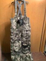 Instinct Standhunter Bib, Appears New