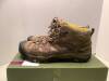 Keen Men's 9.5 Siskiyou Mid, WP, Sides have some scratches, Ecommerce Return