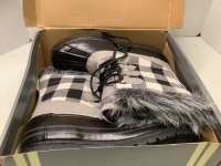 Natural Reflections Lumber Jill Boots, 10, Appears New
