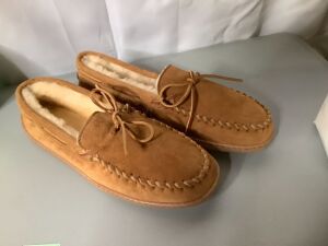 Minnetonka Men's Moc Slippers, 10, Ecommerce Return