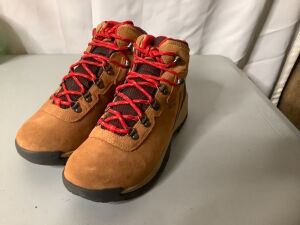 Columbia Women's Hiking Boots, 9, Ecommerce Return