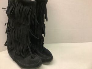 Minnetonka Boots, Women's 6, Ecommerce Return