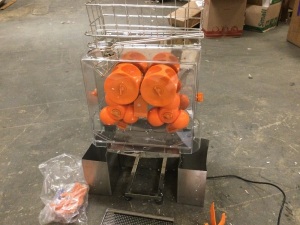 Commercial Electric Orange Squeezer. Has Cosmetic Damage. Cannot get to power up. E-Commerce Return