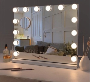 Fenair Hollywood Makeup Mirror, Powers Up, Appears New