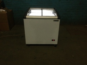 Berg 8.2 cu ft Curved Glass Top Display Freezer. For Repair or Parts. Does not get cold