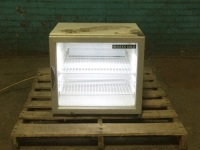 Maxx Cold MXM1-2R X-Series Reach in Cooler Countertop Refrigerator Merchandiser. Works. Thermometer Does Not Work. Door Doesn't Stay Closed All The Way
