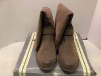 Natural Reflections Women's Boots, 9, Some Scuffs, Ecommerce Return