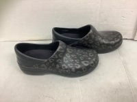 Women's Crocs, 10, New