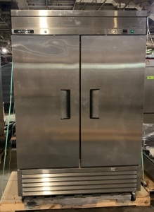 Argus ARGF49-FDHC 43 cu. ft. 2-Door Bottom Mount Reach-In Freezer 54″W. For Repair or Parts. Does not get cold